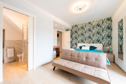 a bedroom with a bed and a painting on the wall at Vico degli Orti in Mistretta