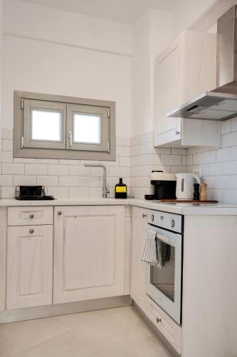 Una cocina o zona de cocina en SantoView Suites