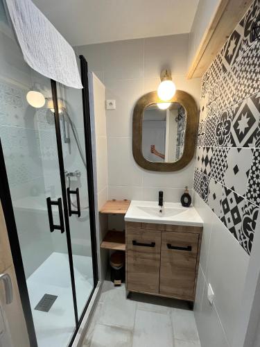 une salle de bain avec un lavabo et une douche dans l'établissement Maison du Bonheur, à Cissé