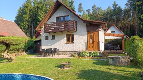a house with a pool in the yard at Chata Mareček - v lesní osadě u řeky Lužnice in Skalice