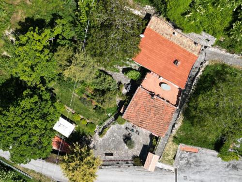 an overhead view of a building with a red roof at La casa di Martina in Castelpizzuto