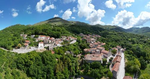an aerial view of a village in the mountains at La casa di Martina in Castelpizzuto