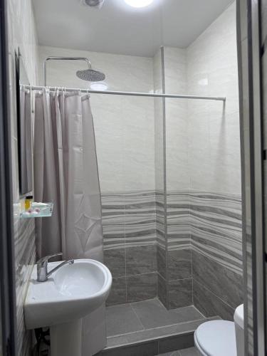 Ένα μπάνιο στο Dil Toj Hotel