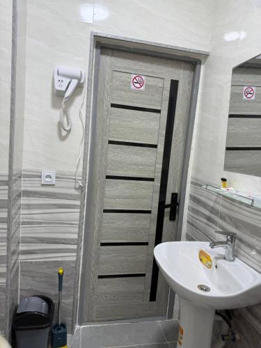 Ένα μπάνιο στο Dil Toj Hotel