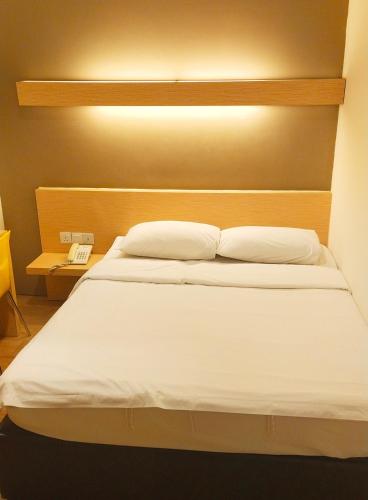 Postel nebo postele na pokoji v ubytování Tras Mutiara Hotel Bentong