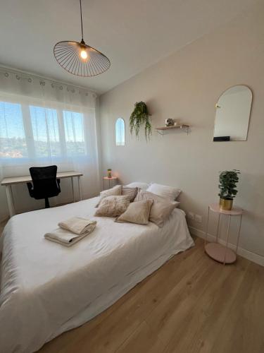 Photo de la galerie de l'établissement Appartement panoramique! Neuf,Clim,4km du Festival, au Cannet