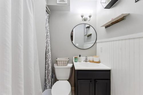 Bilik mandi di 2409 Central Ave, Unit 205
