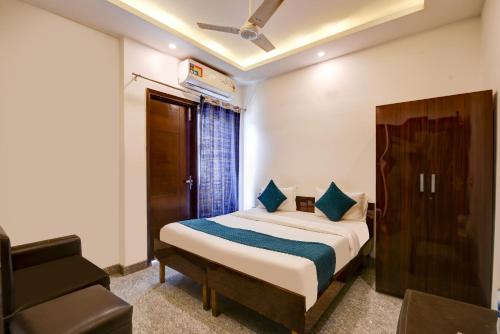 Postel nebo postele na pokoji v ubytování Hotel Bir home stay - couple friendly stay near nizamuddin