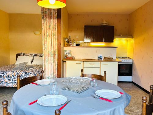 - une table avec deux assiettes dans la cuisine dans l'établissement Studio ouest à 300m des plages, à Mimizan