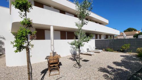 Photo de la galerie de l'établissement Valras-Loc Naia cosy avec piscine, à Valras-Plage