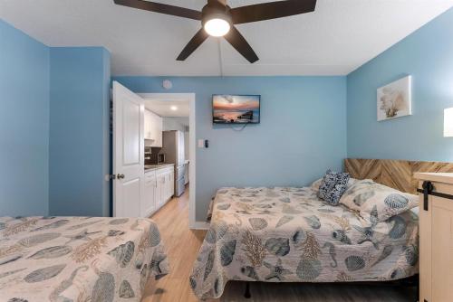 Un dormitorio con una cama y un ventilador de techo. en 301 Ocean Ave, Unit 101 - The Harbor Light, en North Wildwood