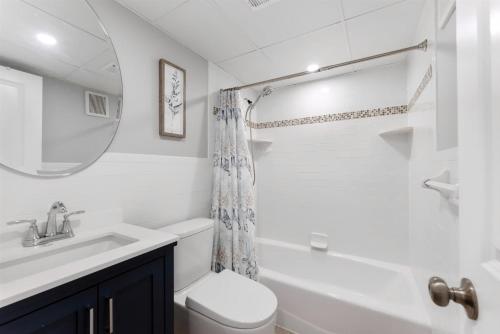 Un baño blanco con lavabo e inodoro. en 301 Ocean Ave, Unit 302 - The Harbor Light, en North Wildwood