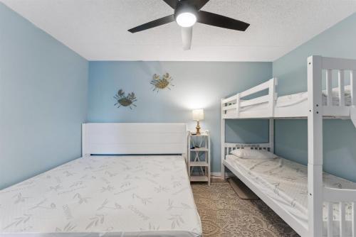 Un dormitorio con dos literas y un ventilador de techo. en 301 Ocean Ave, Unit 302 - The Harbor Light, en North Wildwood