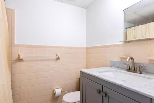 Ένα μπάνιο στο 313 E Glenwood Ave, Unit 108