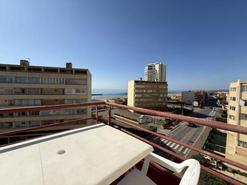 un balcon avec vue sur une ville dans l'établissement Belle appartement vue mer, à Valras-Plage