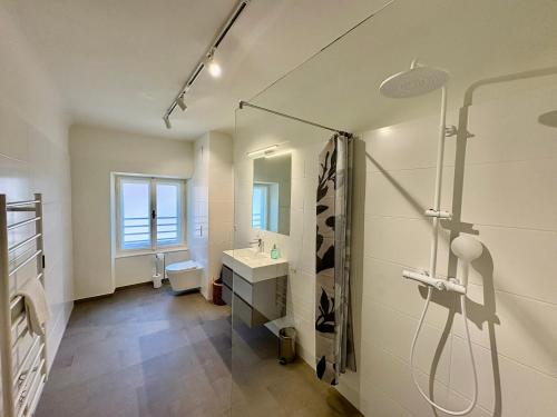 łazienka z prysznicem i umywalką w obiekcie Beletage Luxury Apartments Graz w Grazu