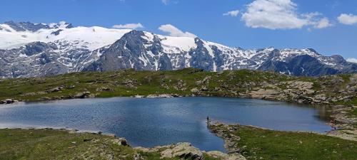 un lago junto a una montaña con nieve en Studio Cabine 4 pers Les2Alpes 21m², en Les Deux Alpes