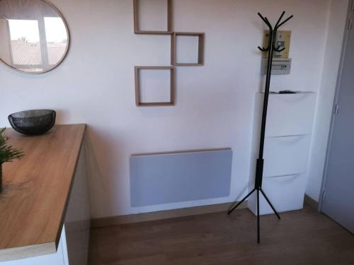 une chambre avec un miroir et un tripode à côté d'une table dans l'établissement beautiful & cosy flat, only 5min, à Valras-Plage