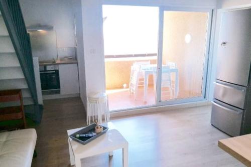 un salon avec une table et une cuisine dans l'établissement beautiful & cosy flat, only 5min, à Valras-Plage