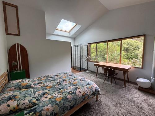 Katil atau katil-katil dalam bilik di Quiet loft, beaches, jacuzzi and fireplace
