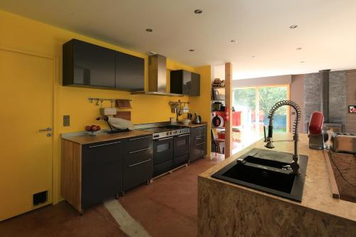 Dapur atau dapur kecil di Quiet loft, beaches, jacuzzi and fireplace