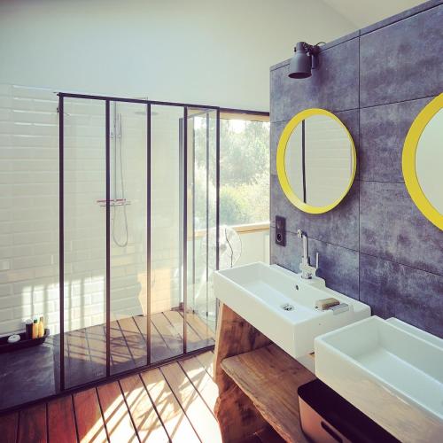 Bilik mandi di Quiet loft, beaches, jacuzzi and fireplace