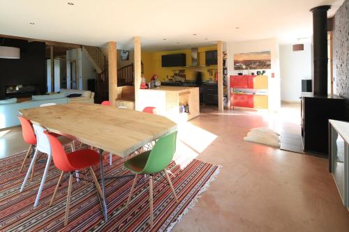 Dapur atau dapur kecil di Quiet loft, beaches, jacuzzi and fireplace
