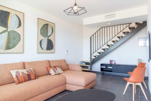un salon avec un canapé et un escalier dans l'établissement Panarea 902, à Valras-Plage
