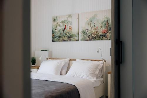 Giường trong phòng chung tại Loutraki luxury city center apartment