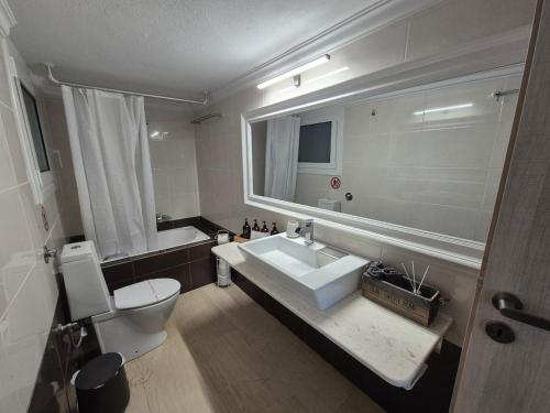 Phòng tắm tại Loutraki luxury city center apartment