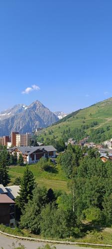 Une petite ville avec une montagne en arrière-plan dans l'établissement Studio Cabine 4 pers Les2Alpes 21m², à Les Deux Alpes