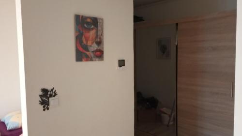 a room with a painting on the wall next to a door at BORNE militaria wygodne mieszkanei dla 5 osób in Borne Sulinowo