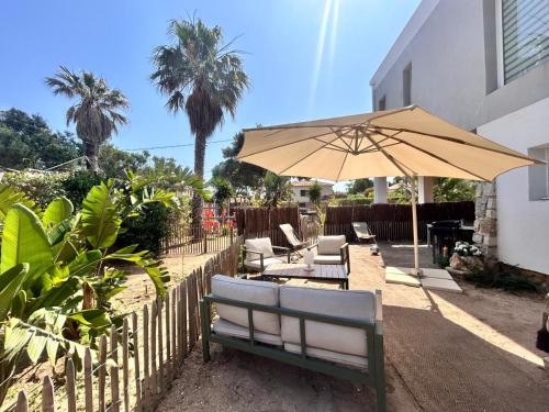 Ein Garten an der Unterkunft Bas de villa la sablhyeres- 300m Plage de la Capte - 2 hébergements disponibles
