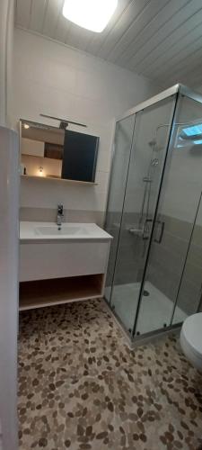 Ένα μπάνιο στο CHALET en bois à 600 m de la plage