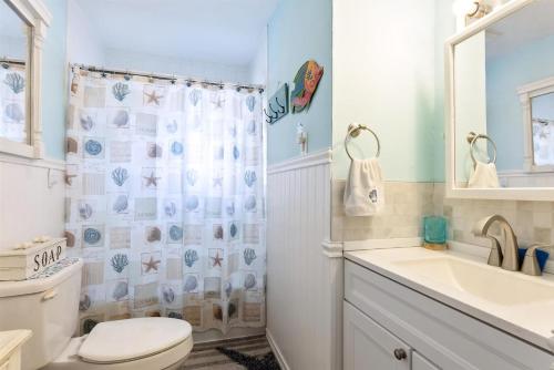 Ένα μπάνιο στο 5600 Seaview Ave, Unit 34