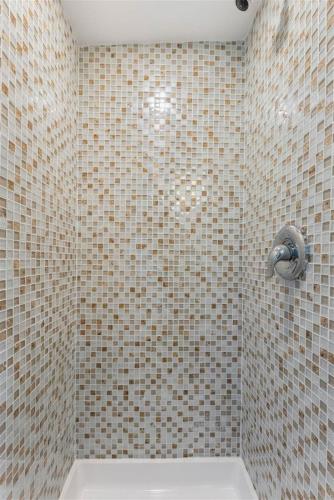 Ένα μπάνιο στο 246 E 14Th Ave, 2Nd Floor