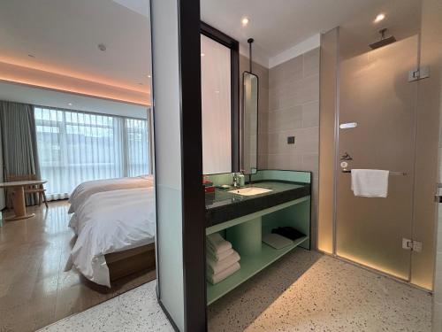 Cama o camas de una habitación en SSAW Boutique Hotel ZHIJIANG IMPRESSION