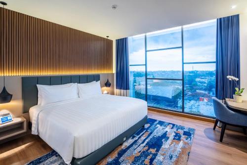Кровать или кровати в номере Aston Emidary Bangka Hotel and Conference Center