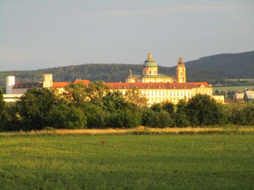 a large building in the middle of a field at Haus Sundl - Privatzimmer in Emmersdorf an der Donau