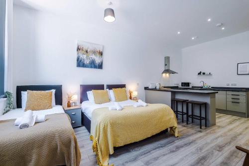 Ένα ή περισσότερα κρεβάτια σε δωμάτιο στο Old Bank Studio Apartments