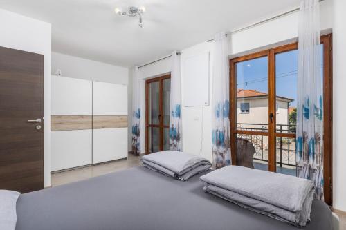 Postel nebo postele na pokoji v ubytování Danilo's Apartments