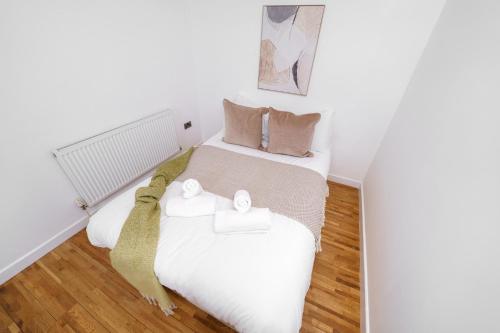 a bedroom with two beds with towels on them at Modern 3BR - Flat Sleeps 8 - Walk to Liverpool St in London