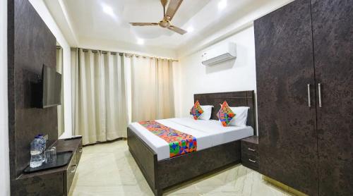 Cama o camas de una habitación en Hotel GreySky Residency