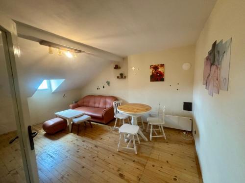 Quiet and Lovely 2 BDRM loft in the Old Centre