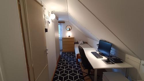a room with a desk with a computer on it at Chata Mareček - v lesní osadě u řeky Lužnice in Skalice