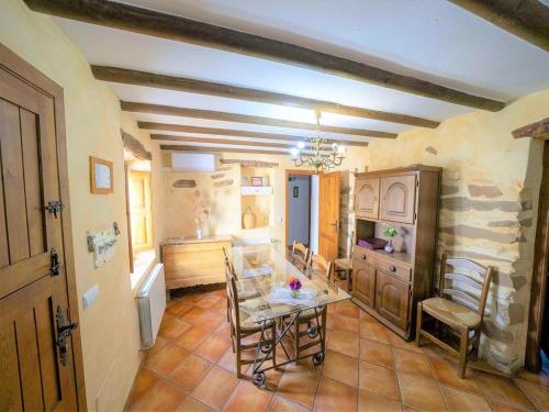 Posezení v ubytování Beautiful holiday home in Laroya with shared pool