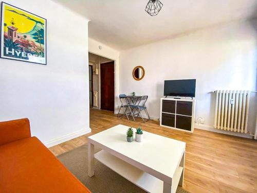 un salon avec un canapé et une table basse dans l'établissement Appartement 1 chambre proche plages, à Toulon