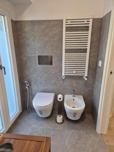 a bathroom with a toilet and a sink at Civico 41 in Pettorano sul Gizio