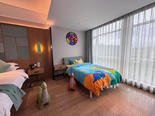 Cama o camas de una habitación en SSAW Boutique Hotel ZHIJIANG IMPRESSION