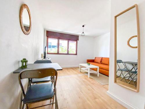 - un salon avec un canapé orange et un miroir dans l'établissement Appartement 1 chambre proche plages, à Toulon